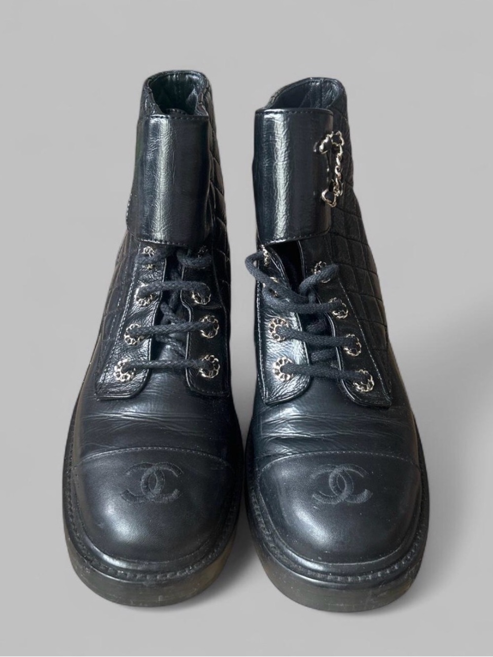 🖤CHANEL Black Quilted Leather Lace-Up Ankle Boots with Chain CC Accent - Picture 2 of 12